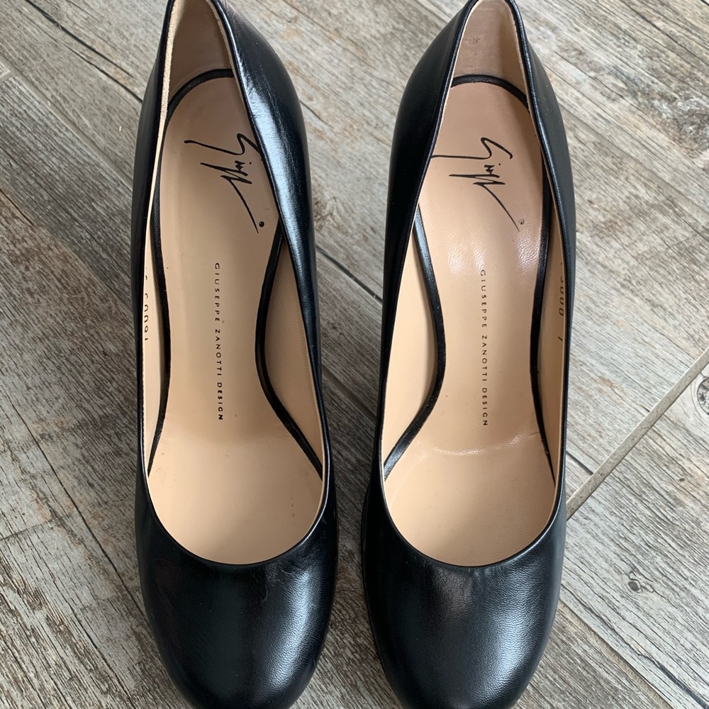 Giussepe Zanotti Black Pump w/ Tortoise Heel - Picture 2 of 5